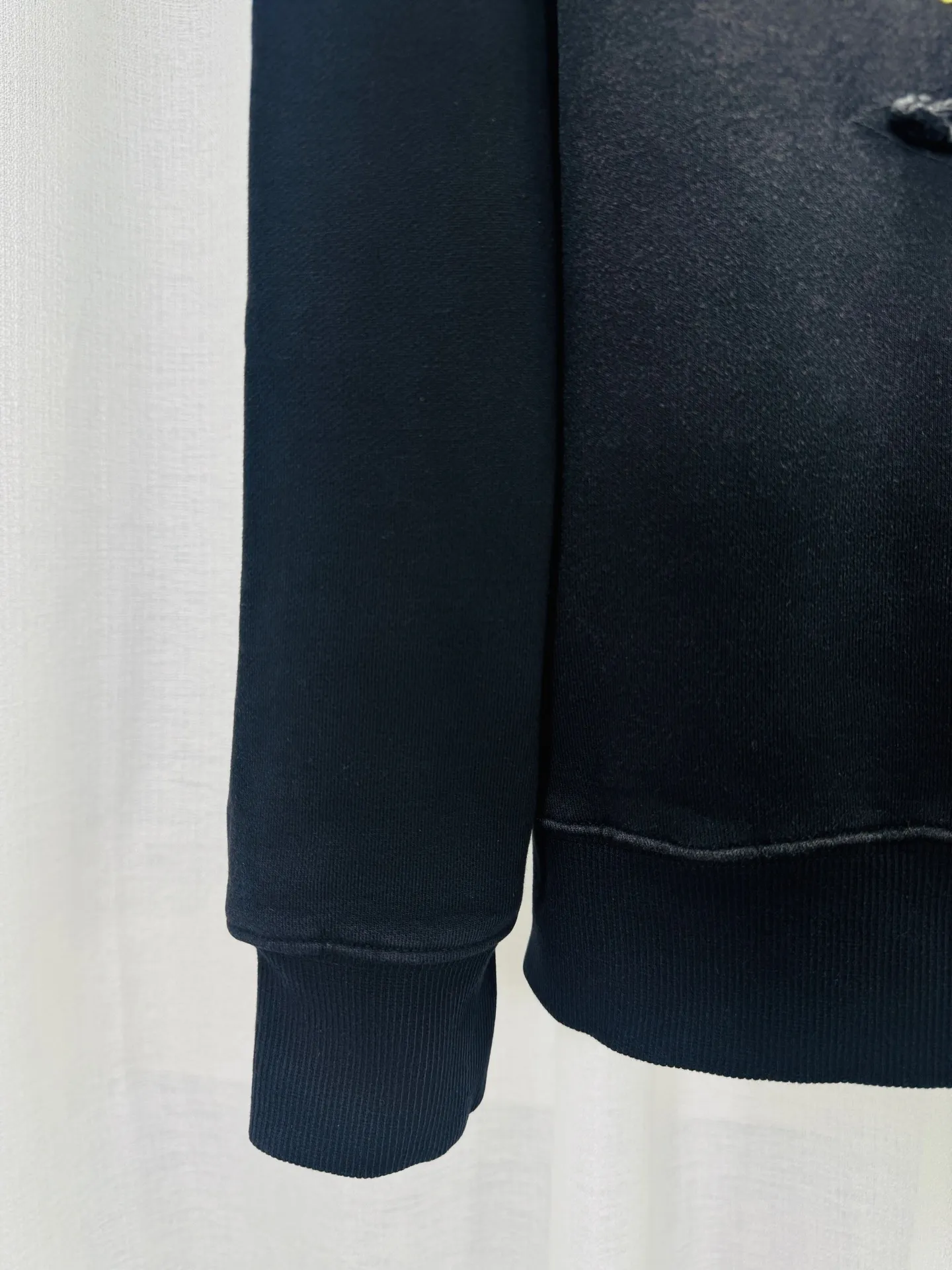 P280 top version, real shot without P, ​​different from market currency) 𝗖𝗵𝗿𝗼𝗺𝗲 𝗛𝗲𝗮𝗿𝘁𝘀/Cro Heart 2025 washed patch embroidery autumn and winter new original single counter American laser burnt 3D three-dimensional color embroidery couple casual sweatshirt 👑The highest version! Customized fabric 430g tripe terry fabric! American acid-washed and distressed original fabric laser burnt ✟appliqué embroidery and exquisite embroidery of letters! The best-selling model in the counter, very comfortable to wear. Accessories: original molded and authenticated collar label➕100% silk wash label. Genuine purchase-grade original hangtag➕matching hanging rope➕3D hanging beads➕original packaging bag. Craftsmanship: The original version has consistent wiring! The highest version of the armhole matching technique! Color: White Black Size: S M L XL Style No.: 9328